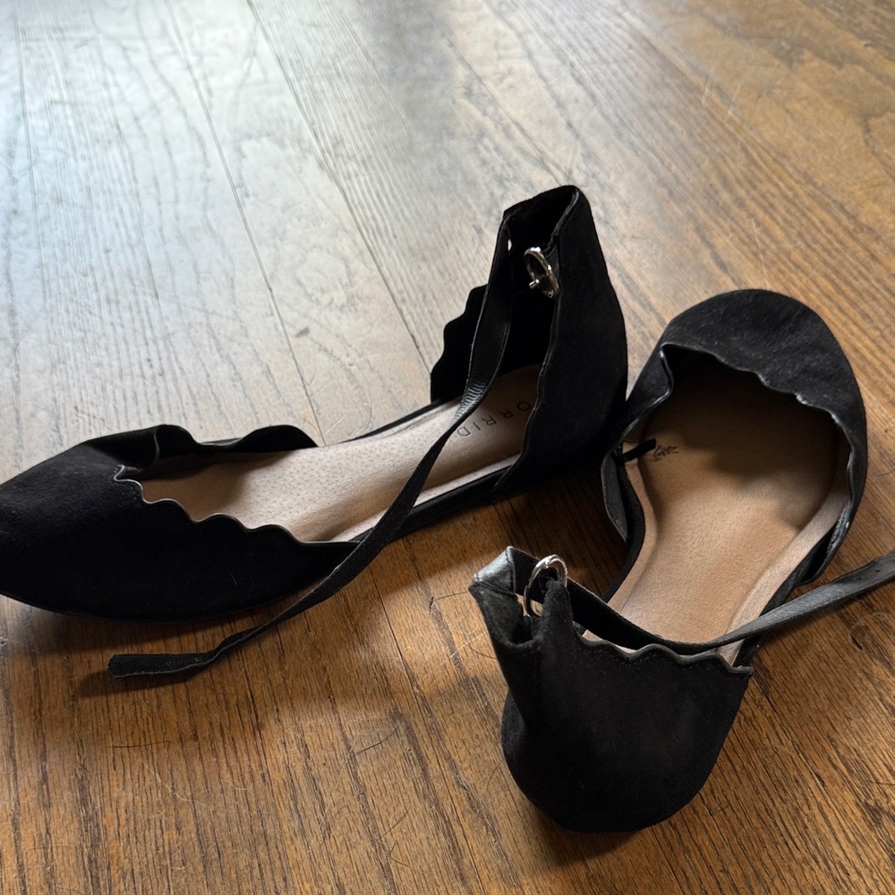 Black Scalloped Flats by [Brand] - Picture 4 of 4